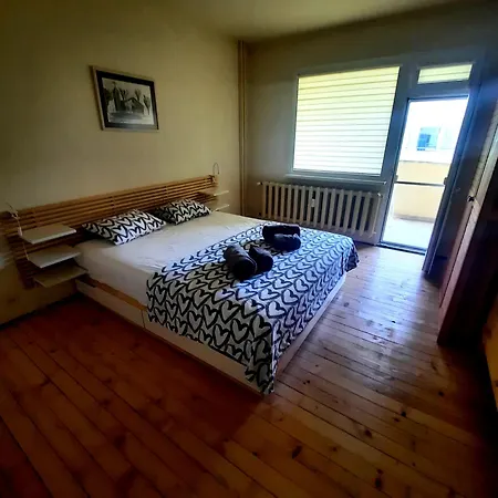 Spacious 3 Bedroom Apartment, Close To Metro Station Apartment