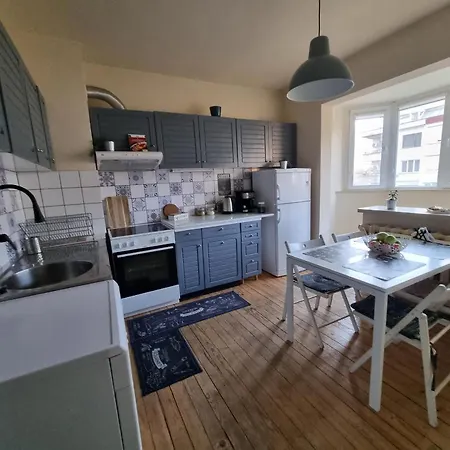 Apartment Spacious 3 Bedroom Apartment, Close To Metro Station