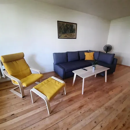Spacious 3 Bedroom Apartment, Close To Metro Station Apartment *