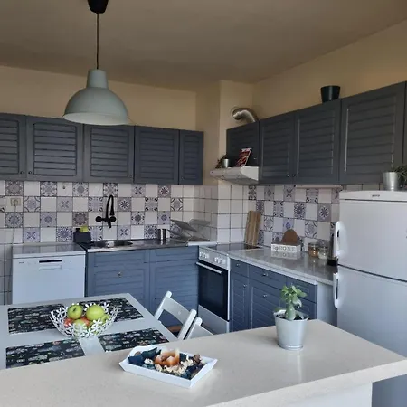 Apartment Spacious 3 Bedroom Apartment, Close To Metro Station *