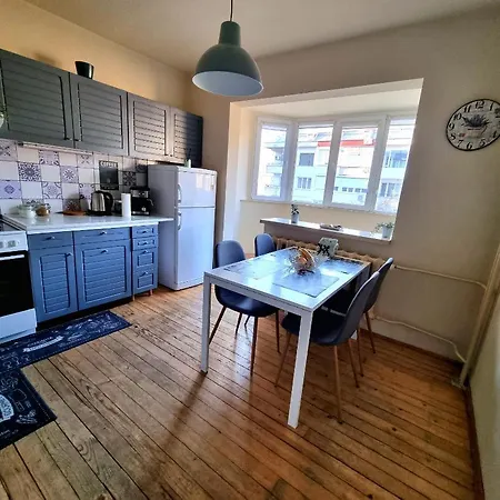 Spacious 3 Bedroom Apartment, Close To Metro Station Apartman